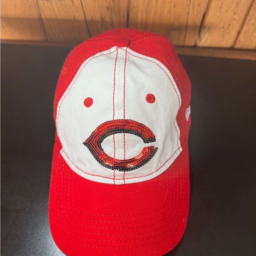Women’s Cincinnati Reds Glitter “C” Logo 9TWENTY Adjustable Strap Cap Red/White - Picture 3 of 9